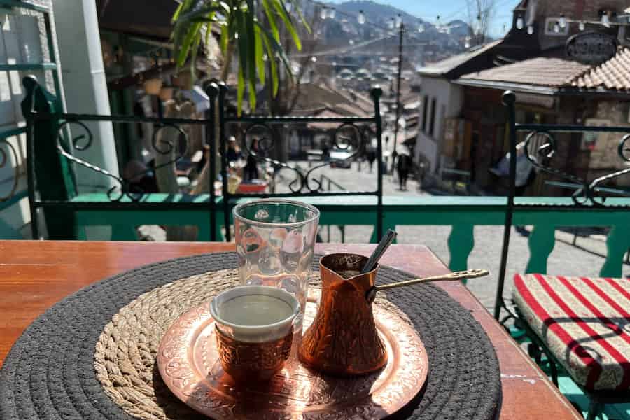 Altstadt von Sarajevo: Bosnischer Kaffee, Baklava und Panoramablick. Foto: GetYourGuide Altstadt von Sarajevo: Bosnischer Kaffee, Baklava und Panoramablick. Foto: GetYourGuide