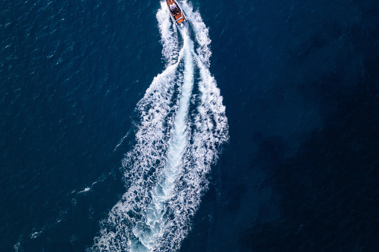 Crete: Almyrida Bay Self-Drive Boat Rental with Briefing Crete: SUNSET Almyrida Bay Self-Drive Boat Rental
