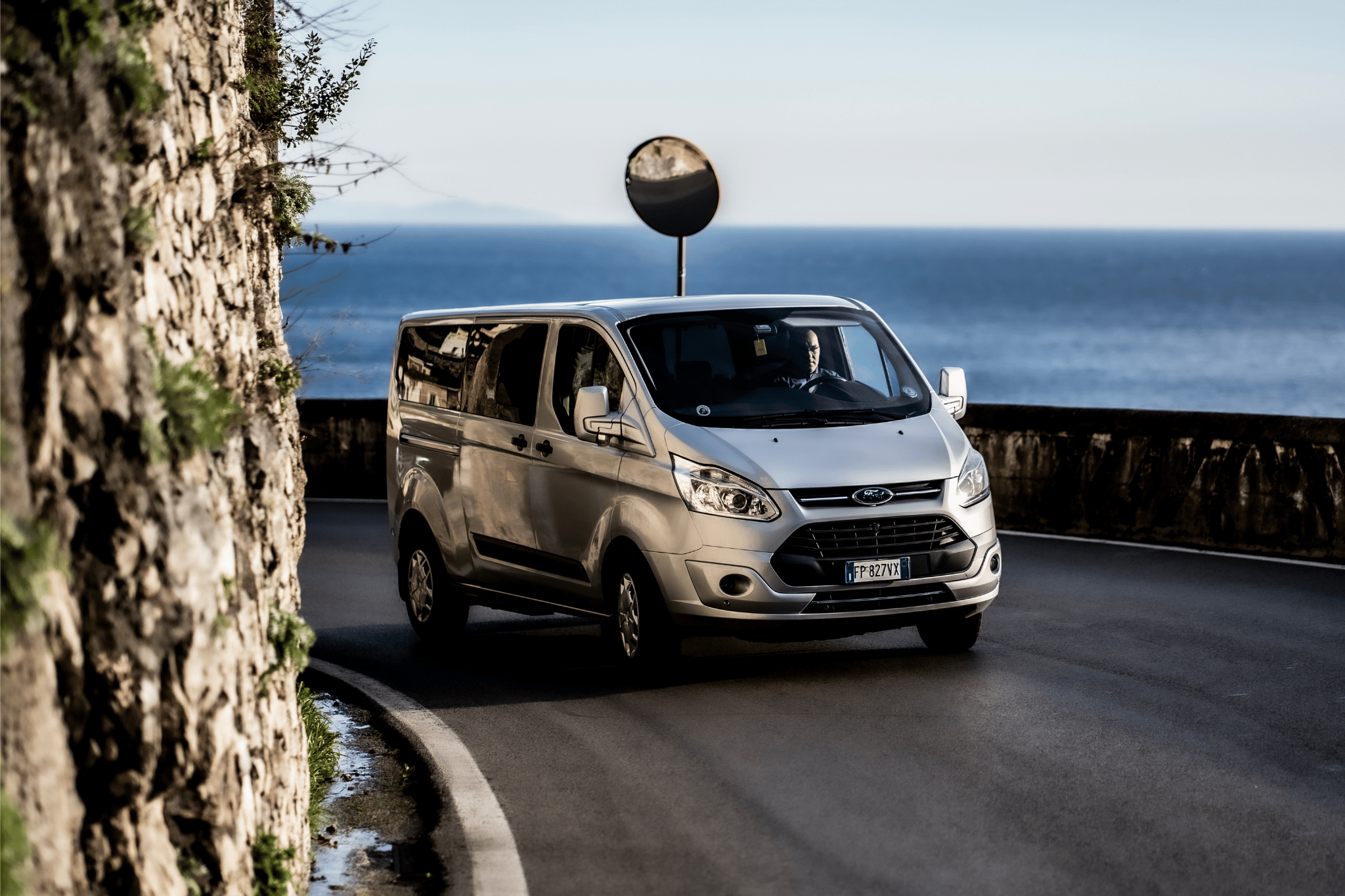 Positano: Gemeinsamer Shuttle-Transfer zum Bahnhof von Neapel