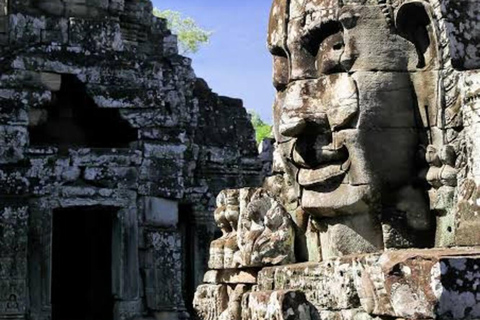 Ho Chi Minh City: Angkor Wat Day Tour with Traditional Dress