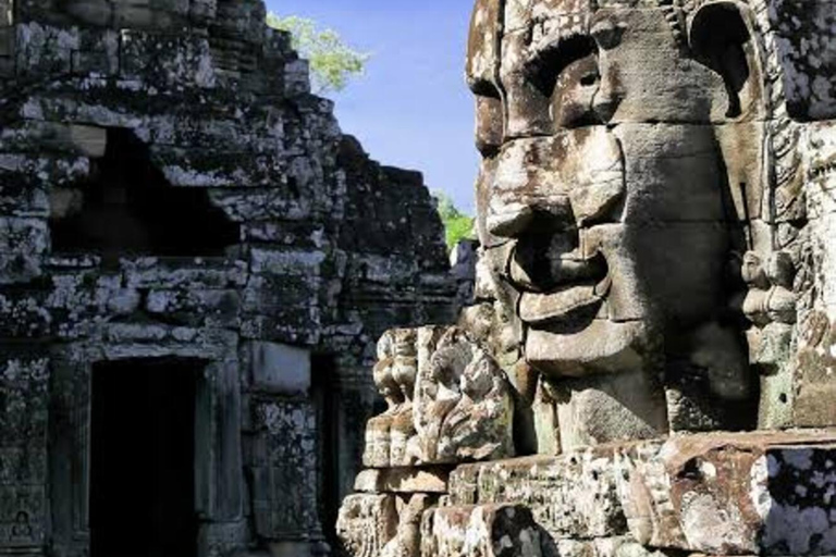 Ho Chi Minh City: Angkor Wat Day Tour with Traditional Dress