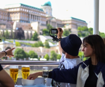 Budapest: Sightseeing Cruise with 1 Drink