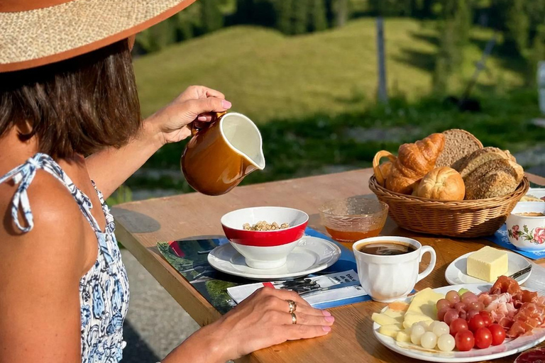Interlaken: Farm Tour with Swiss Breakfast & Cheese Making