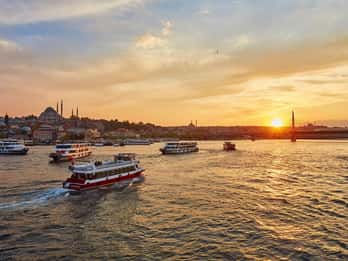 Istanbul: Sunset Bosphorus Yacht Cruise with Golden Horn