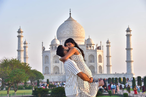 Agra: Skip-the-Line Taj Mahal Guided Tour with Mausoleum Professional Tour Guide Only