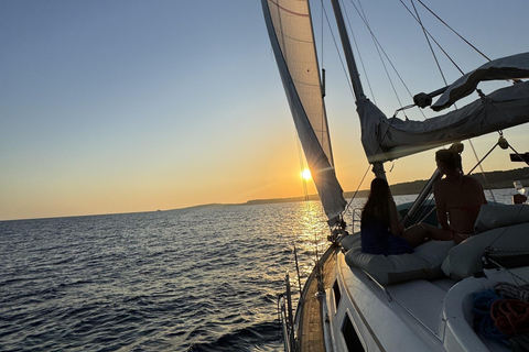 Cala Galdana - Full-day sailing trip (8 hours) Full-day sailing trip through the coves of southern Menorca (max. 4 people)