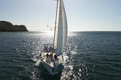L'heure d'or sur un yacht élégant : Excursion au coucher du soleil à Lagos, Algarve