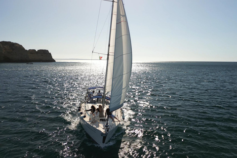 La Hora Dorada en un Yate Elegante: Excursión al Atardecer en Lagos, Algarve