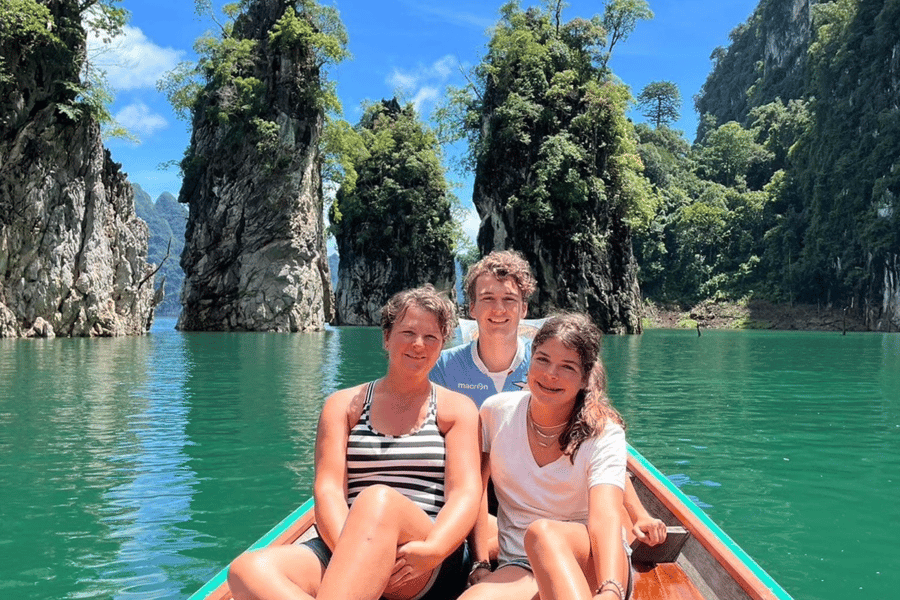 Khao Sok: Tagestour zum Ratchaprapha-Damm, Bootsfahrt & Mittagessen. Foto: GetYourGuide Khao Sok: Tagestour zum Ratchaprapha-Damm, Bootsfahrt & Mittagessen. Foto: GetYourGuide