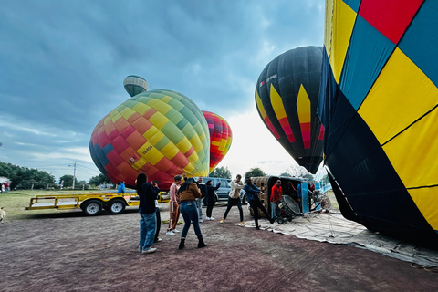 from MexicoCity:Balloon flight Over thepyramidsofTeotihuacanVuelo en globo aerostatico con traslado desde CDMX