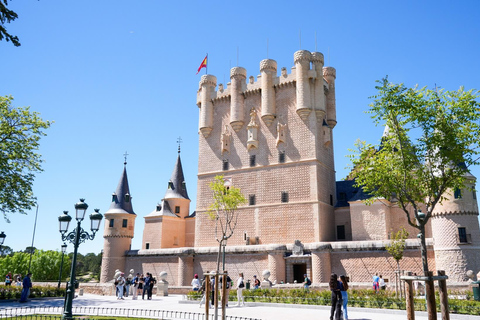 Madrid: Ávila con Murallas y Segovia con AlcázarÁvila y Segovia con monumentos Inglés Preferido