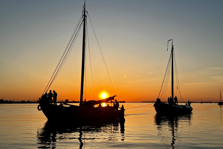 Spakenburg: Rejs autentyczną łodzią rybacką o zachodzie słońcaSpakenburg: Rejs o zachodzie słońca autentyczną łodzią rybacką