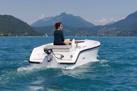 Veyrier-du-Lac: Elektrobootverleih ohne Lizenz