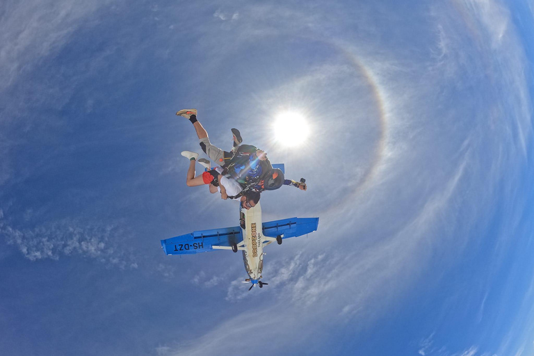 Vanuit Bangkok: Pattaya Dropzone Skydive Uitzicht op de oceaan ThailandVoordelig pakket