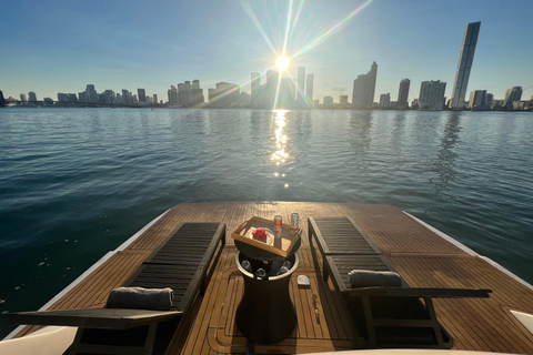 Wynajem jachtu w Miami z skuterami wodnymi, paddleboardami i pontonami