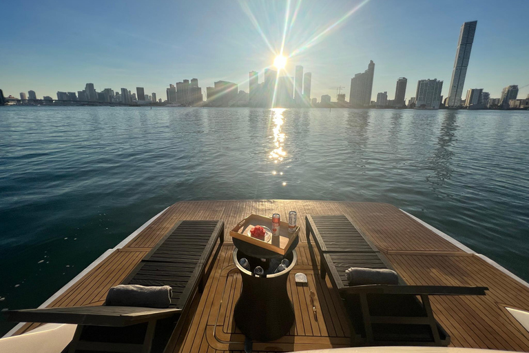 Wynajem jachtu w Miami z skuterami wodnymi, paddleboardami i pontonami