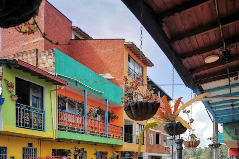 MEDELLIN: TOUR INGLÊS GUATAPE + PEÑOL VELHO + MALECON + BARCO RUMBERO