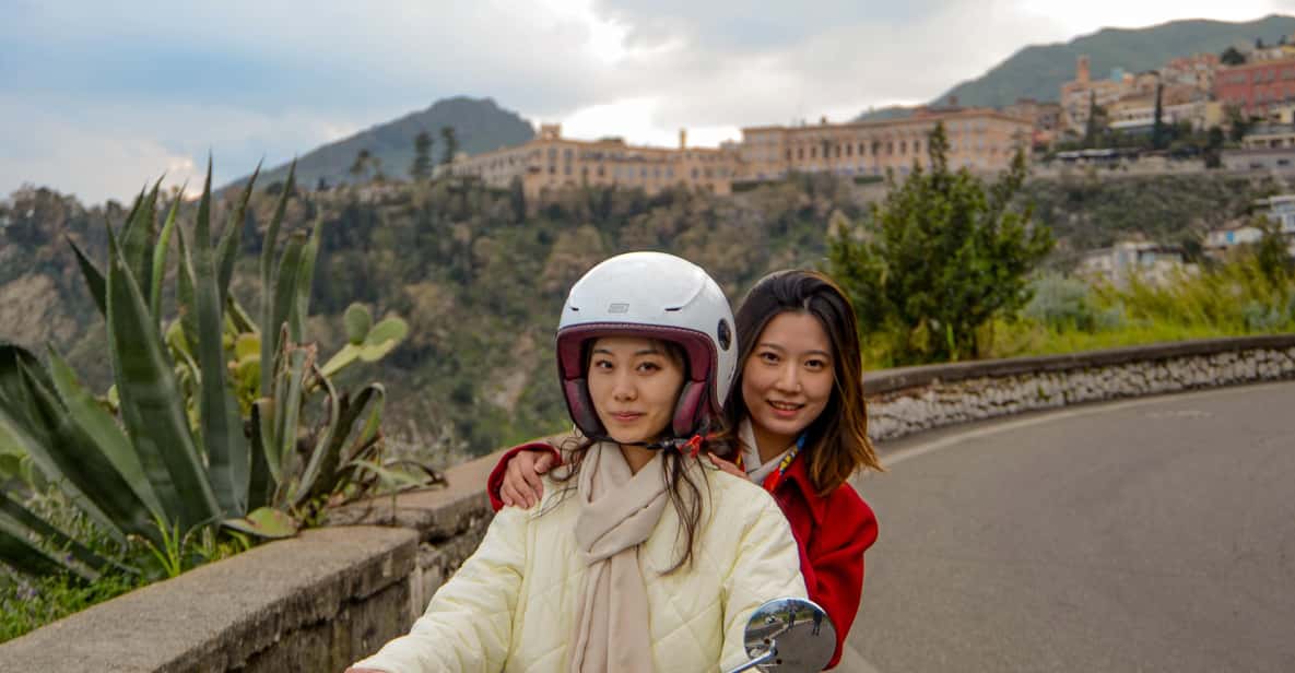 Afbeelding 16 van Taormina: White Lotus fotoshoot op vintage Vespa