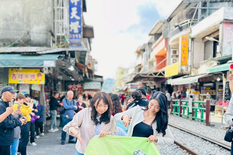 New Taipei: Sky Lantern Release Experience in Pingxi