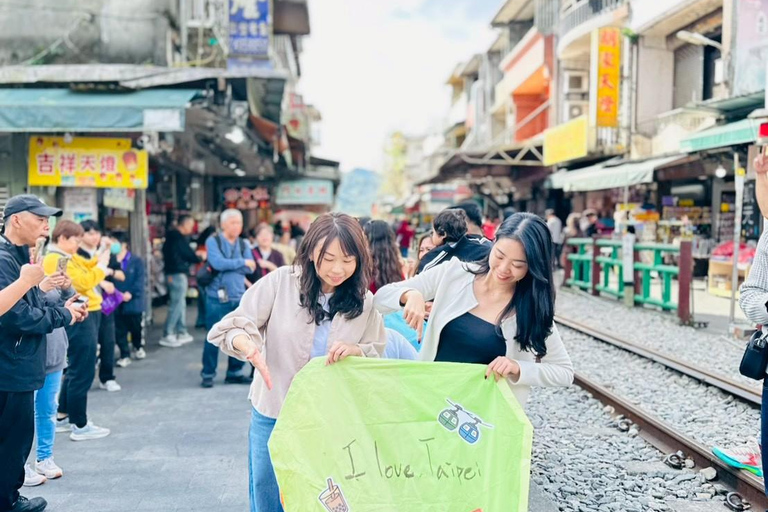 New Taipei: Sky Lantern Release Experience in Pingxi