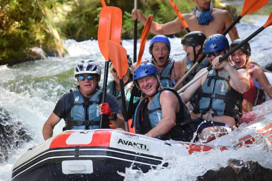Rafting-Tour auf dem Fluss Cetina mit Klippenspringen und Höhlenbesuch. Foto: GetYourGuide Rafting-Tour auf dem Fluss Cetina mit Klippenspringen und Höhlenbesuch. Foto: GetYourGuide