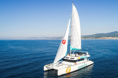 Málaga: Catamarán a Vela con Natación y Almuerzo de PaellaCatamarán con baño, almuerzo y asientos en la red