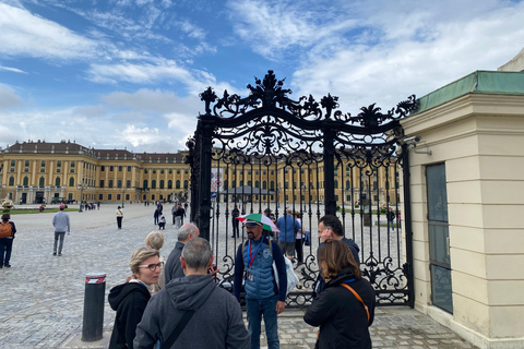 Vienna: UNESCO Schönbrunn Palace Guided Tour with Entry