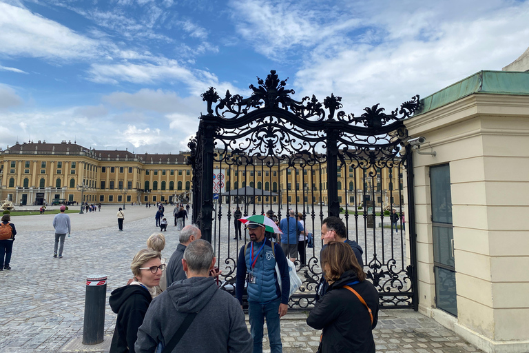 Vienna: UNESCO Schönbrunn Palace Guided Tour with Entry