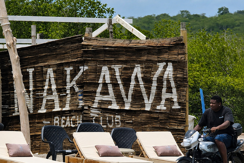 Playa Linda: Nakawa Beach Club with boat, lunch, sunbed, and cocktail Plan with Lunch and Welcome Cocktail