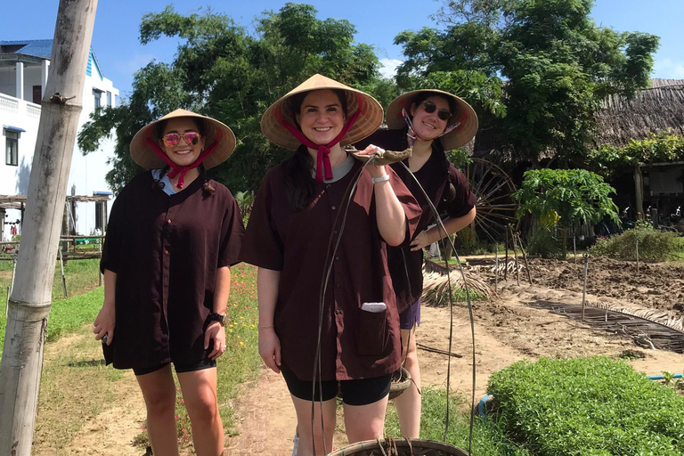 Cultivo com agricultores na antiga vila de vegetais &quot;Tra Que&quot;