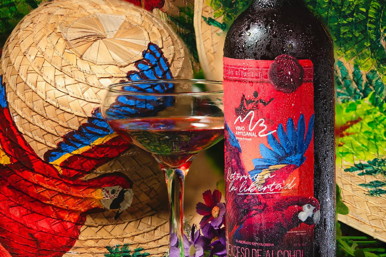 Villanueva: Fundación Loros Sunset Tour with Winetasting