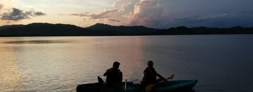 Paquera : Excursion en kayak au coucher du soleil et à la découverte des bioluminescences en soirée