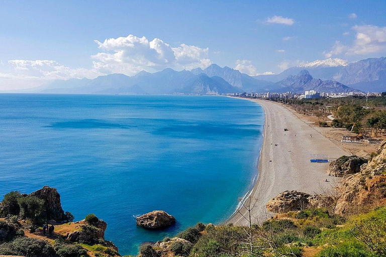 Crociera sulla costa di Alanya: Sole, bagni e panoramiPunto d&#039;incontro nel porto di Alanya presso la barca