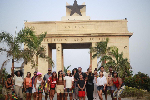 Accra: Guided City Tour with Beach Visit