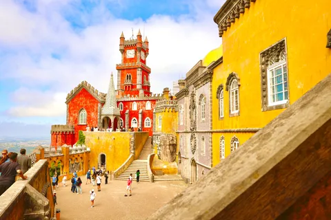 Lisbon: Sintra, Pena, Cascais & Cabo Day Tour with Tickets