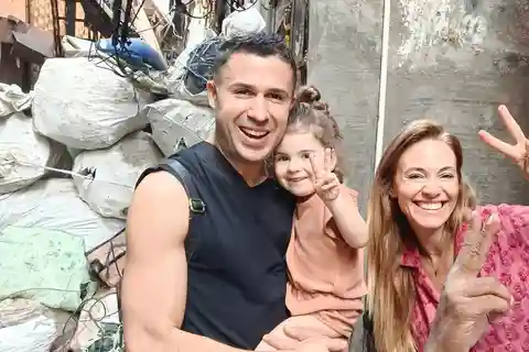 Mumbai: Private Dharavi Slum Tour by a Local with Pickup