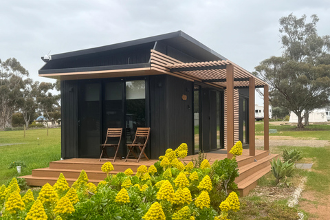 Pink Lake Tiny House verblijf - BBQ diner &amp; kampvuur ervaring