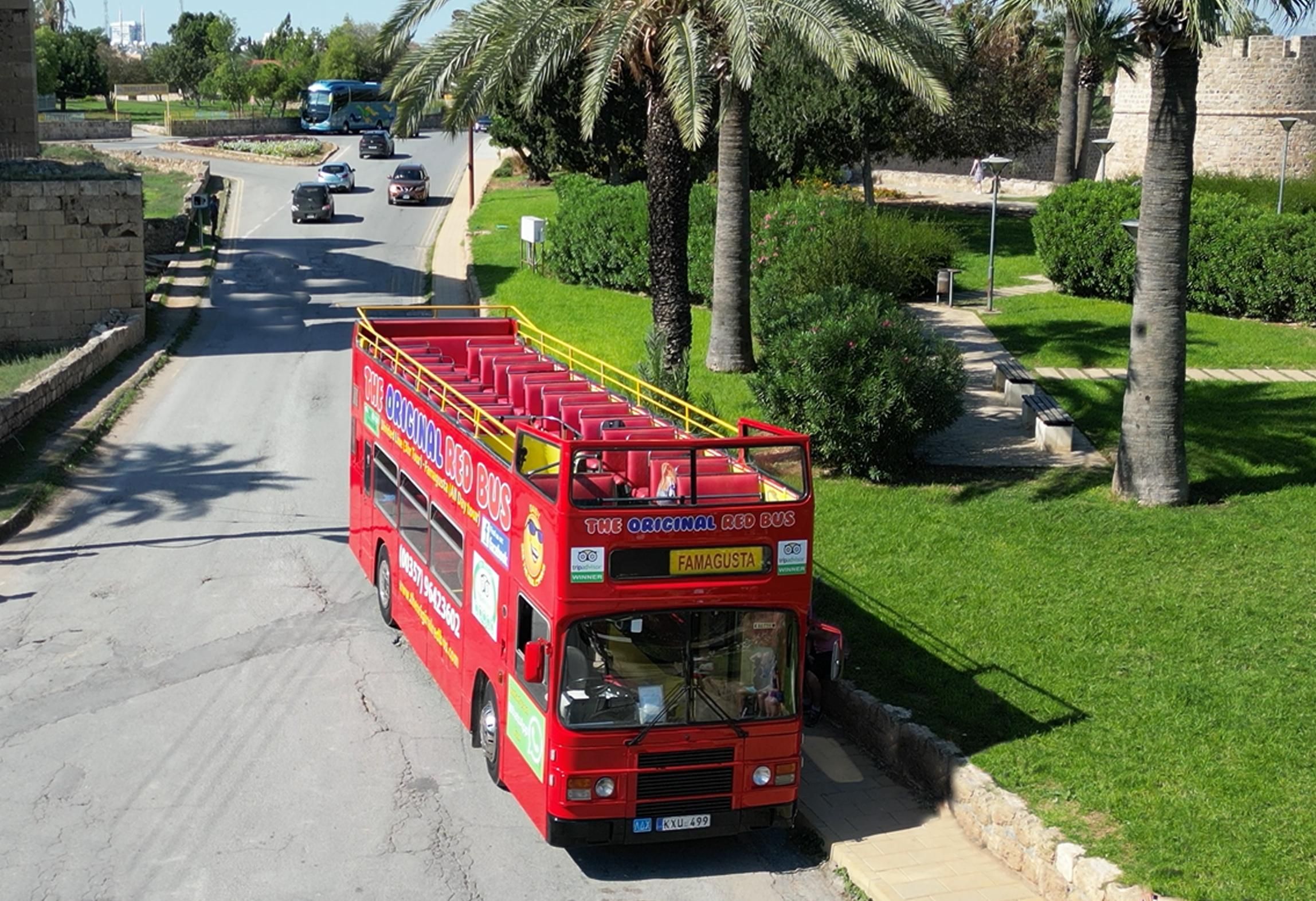 Von Aya Napa/Protaras: Varosha Ghost Town Tour in einem roten Bus