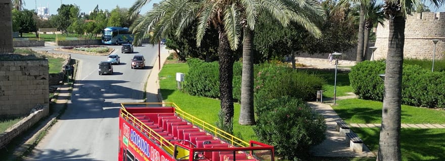 Depuis Aya Napa/Protaras : Visite sur les fantômes de Varosha en bus rouge