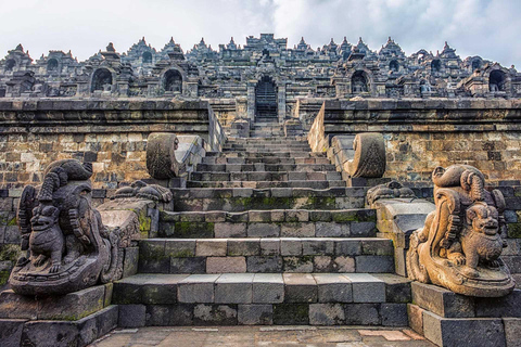 Yogyakarta : Excursión de subida a Borobudur de medio día