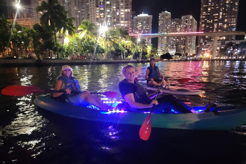 Miami: Tour nocturno guiado en kayak iluminado con LED y bebidas