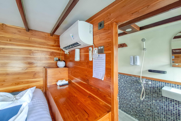 Labuan Bajo: 3-Day Komodo Sailing Luxury Boat with All Fees Deluxe Boat - Private Standar Room (2pax/room)