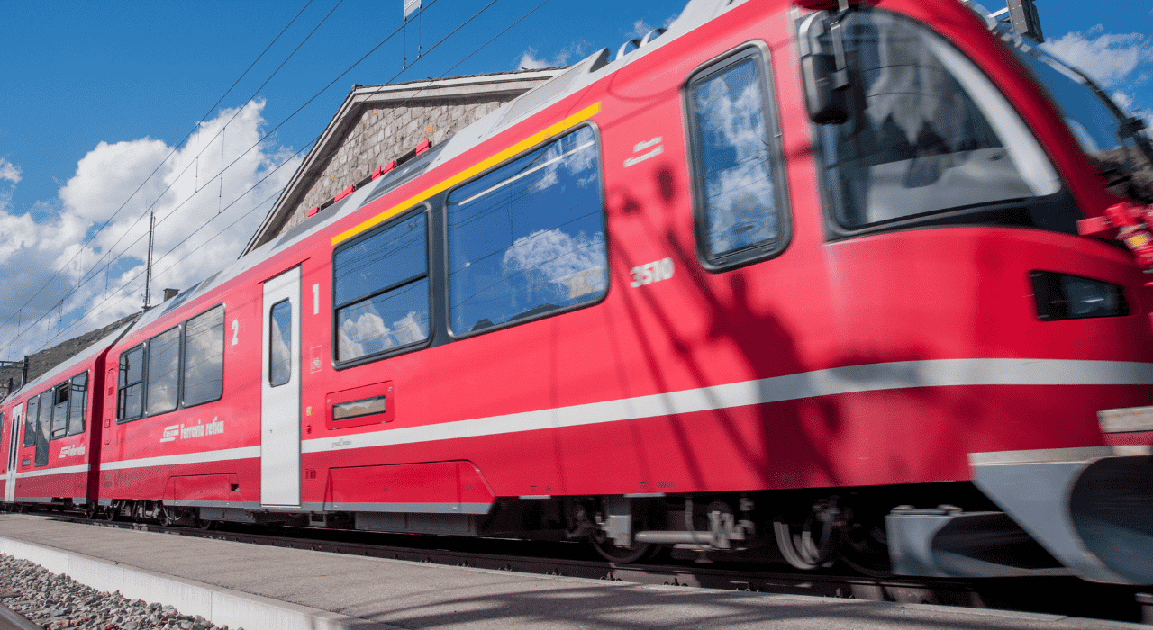 Von Mailand aus: Hin- und Rückfahrt mit dem roten Bernina-Zug nach St. Moritz Von Mailand aus: Hin- und Rückfahrt mit dem roten Bernina-Zug nach St. Moritz
