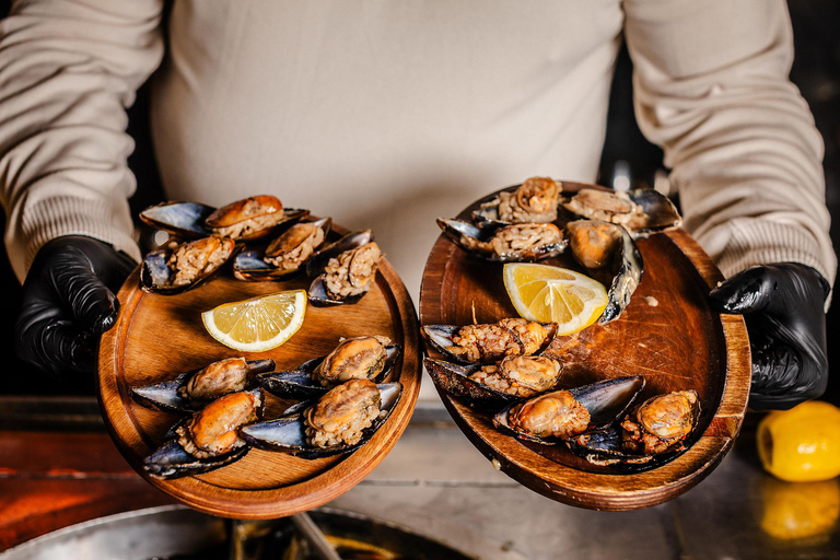 Istanbul: Bosphorus Bites Food Tour with 14+ Tastings