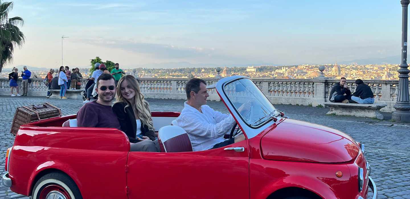 Rom: Stadtführung in einem Vintage-Fiat 500 Cabriolet für kleine Gruppen Rom: Stadtführung in einem Vintage-Fiat 500 Cabriolet für kleine Gruppen