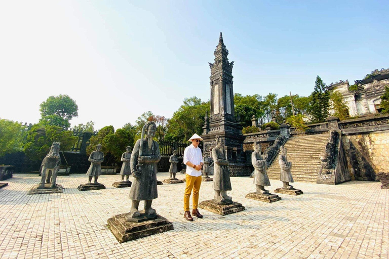 Hue: Cruzeiro no Rio Perfume com o Pagode e Túmulos de Thien Mu