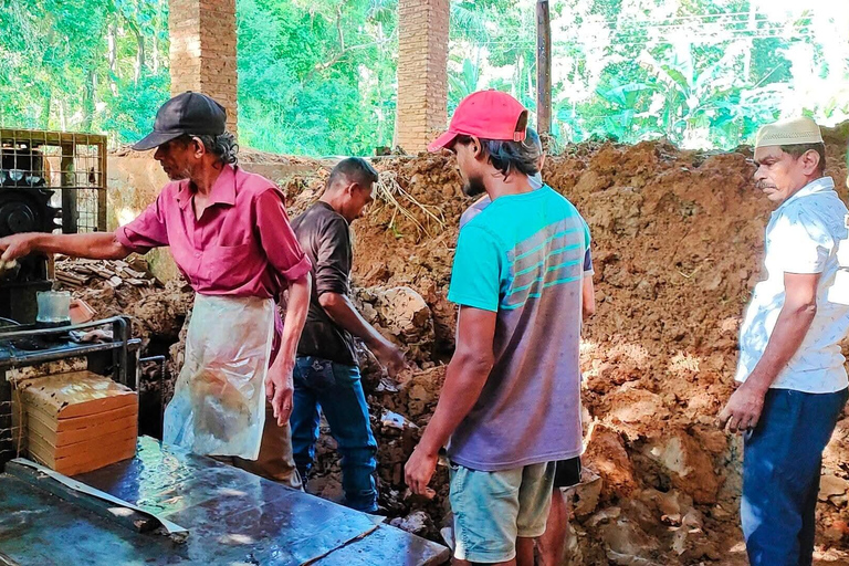From Negombo: Private Tuk-Tuk Tour to Clay Tile Factory