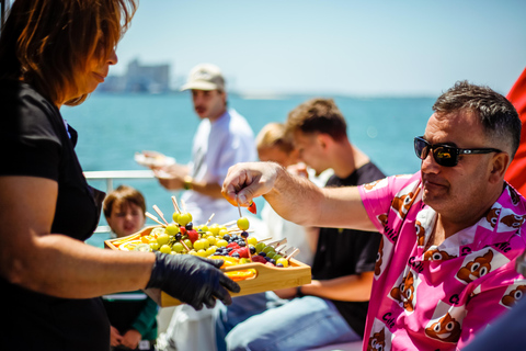Lisboa: Crucero a la Playa con Barbacoa, Barra Libre y Música