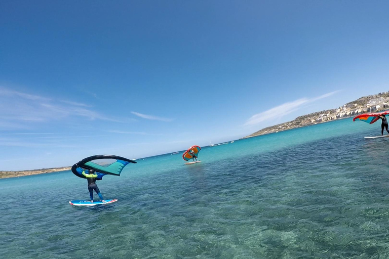 Mellieha: Introduzione al Wing Foiling (corso)Mellieha: Introduzione alla sventagliata d&#039;ala