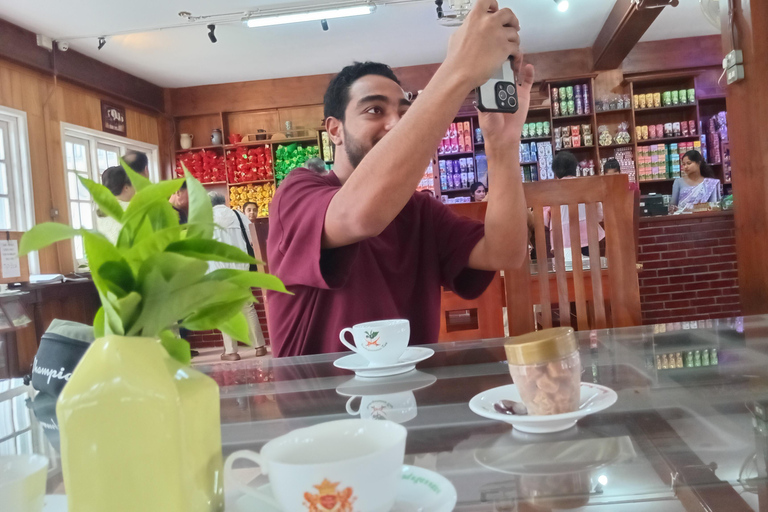 Kandy: Tuk Tuk City Tour with Local Driver